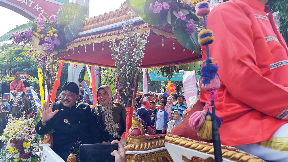 MENGENANG SEJARAH: Bupati Marhaen Djumadi dan istri menyapa warga saat Boyong Natapraja kemarin.