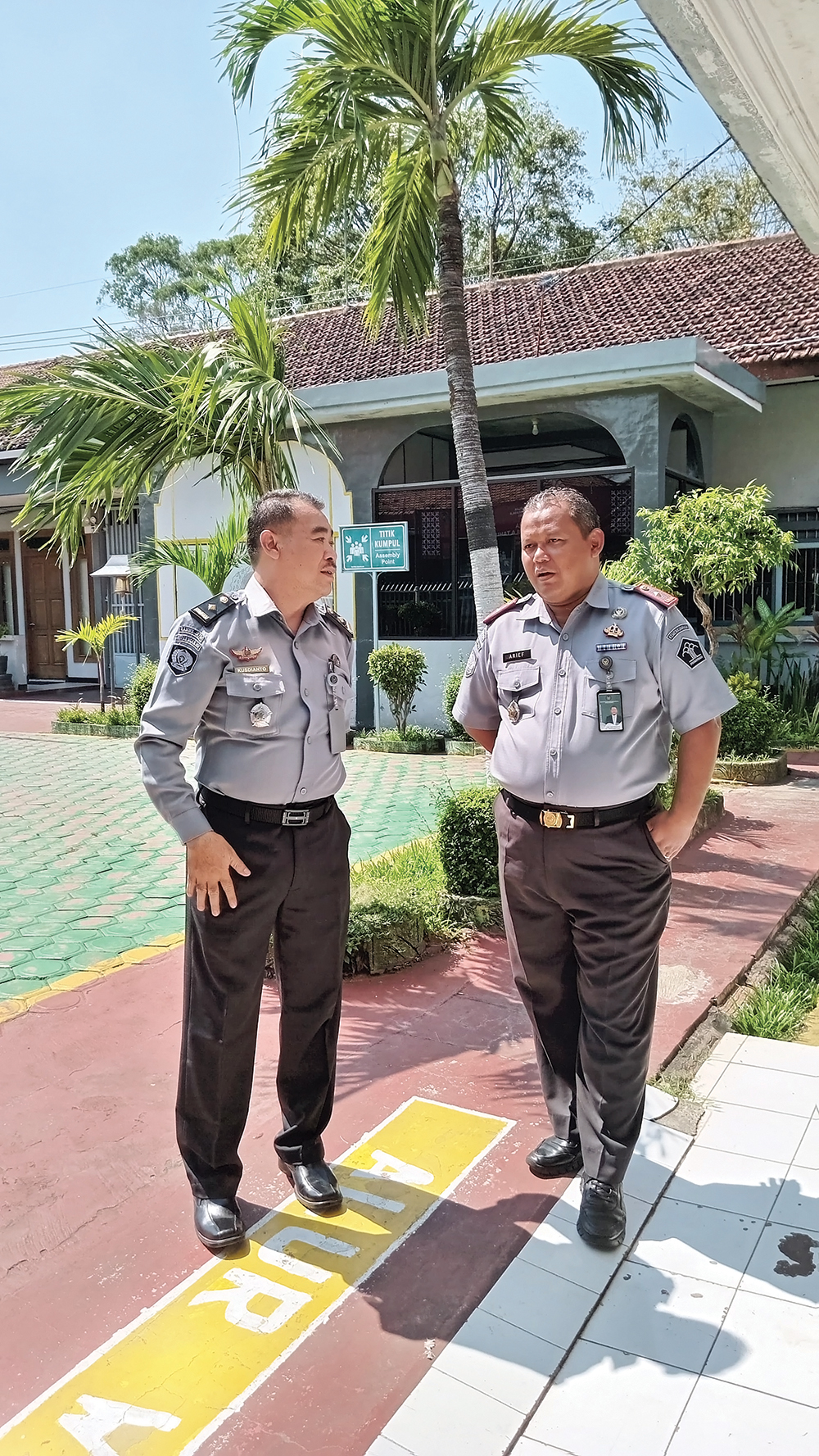 AKRAB DENGAN SIAPA SAJA: Kepala Rutan Kelas IIB Nganjuk Arief Budi Prasetya (kanan) saat bertugas. Dia dikenal dekat dengan warga binaan.