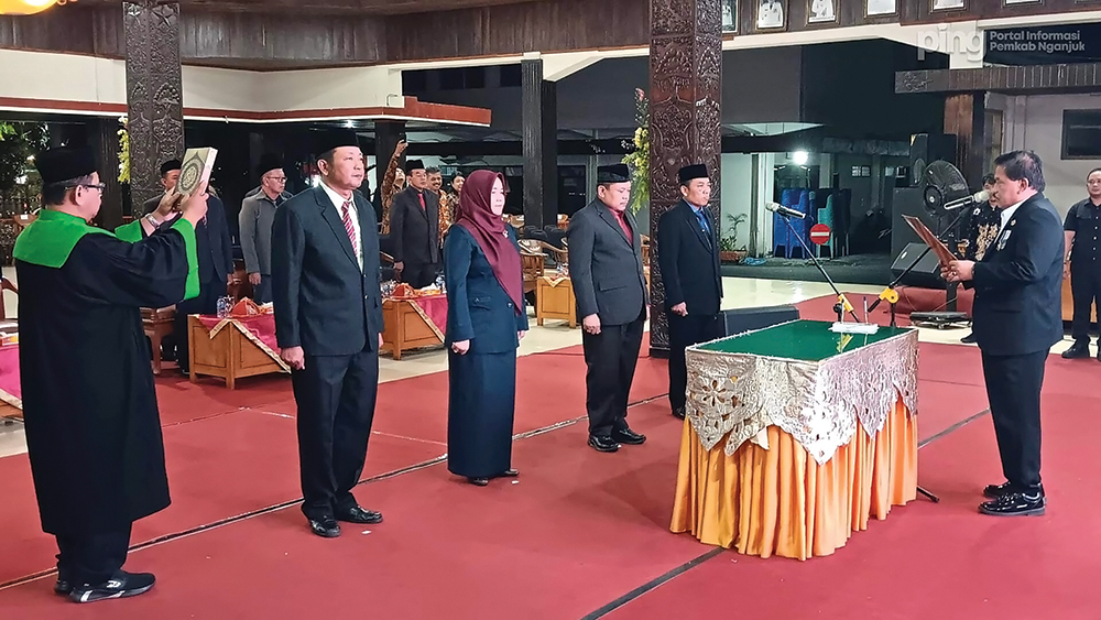 PELANTIKAN: Bupati Marhaen Djumadi melantik empat pejabat eselon II di Pendapa KRT Sosrokoesoemo (12/6). Mereka telah menunggu 4 bulan.