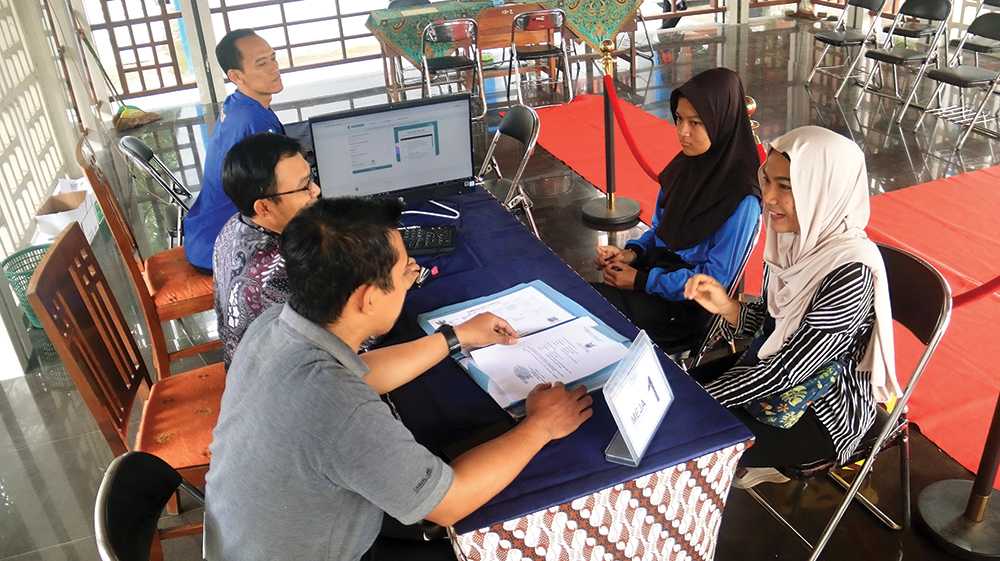 TAK ANTRE LAGI: Calon siswa baru diantar orang tuanya mengambil PIN SPMB di SMAN 1 Nganjuk kemarin. Pengambilan PIN diperpanjang hingga 20 Juni 2025.