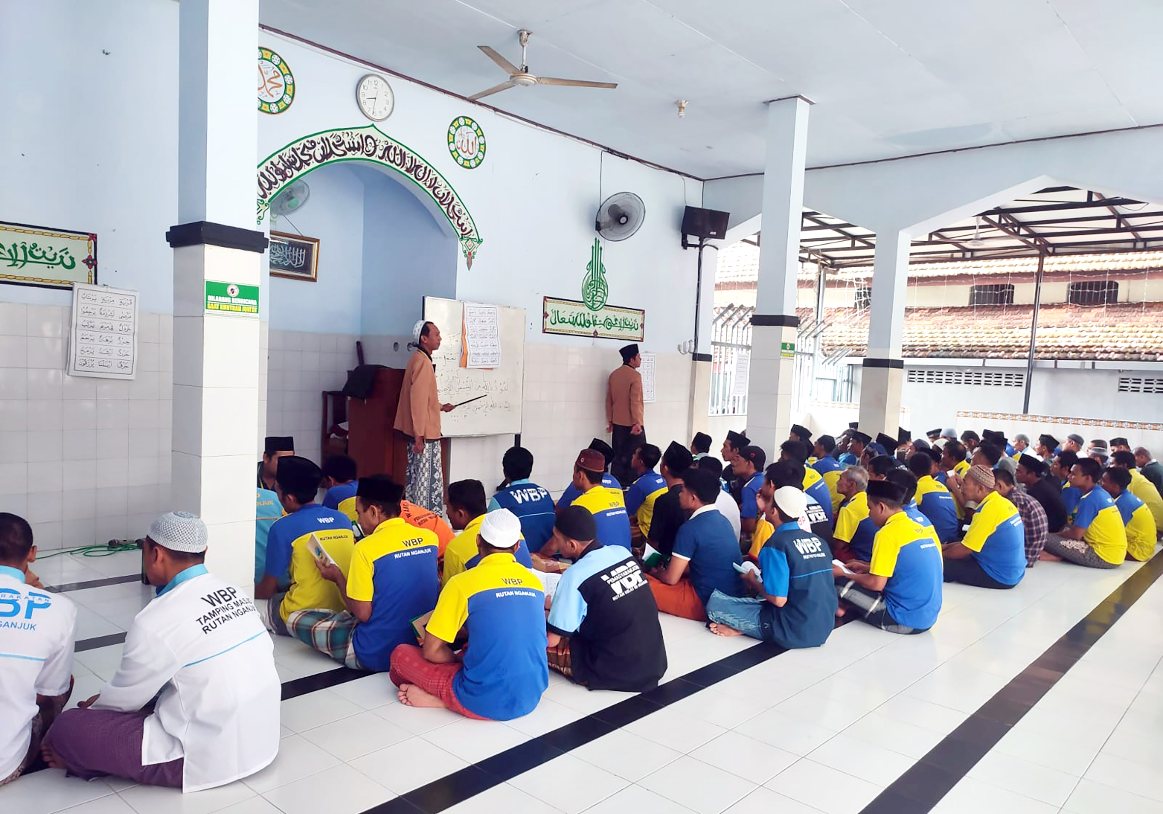 PEDULI PENDIDIKAN: Warga binaan belajar mengaji. Karutan sediakan perpustakaan keliling untuk mereka.