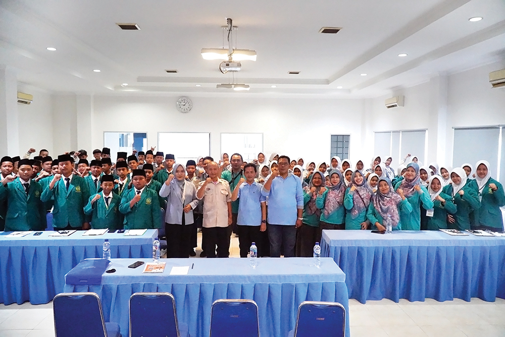EDUKATIF: Siswa Kelas Unggulan Inspiratif MTsN 1 Nganjuk didampingi guru pembina dan pemateri Jawa Pos Radar Kediri berfoto bersama setelah acara pelatihan public speaking di Brantas Room, Jawa Pos Ra