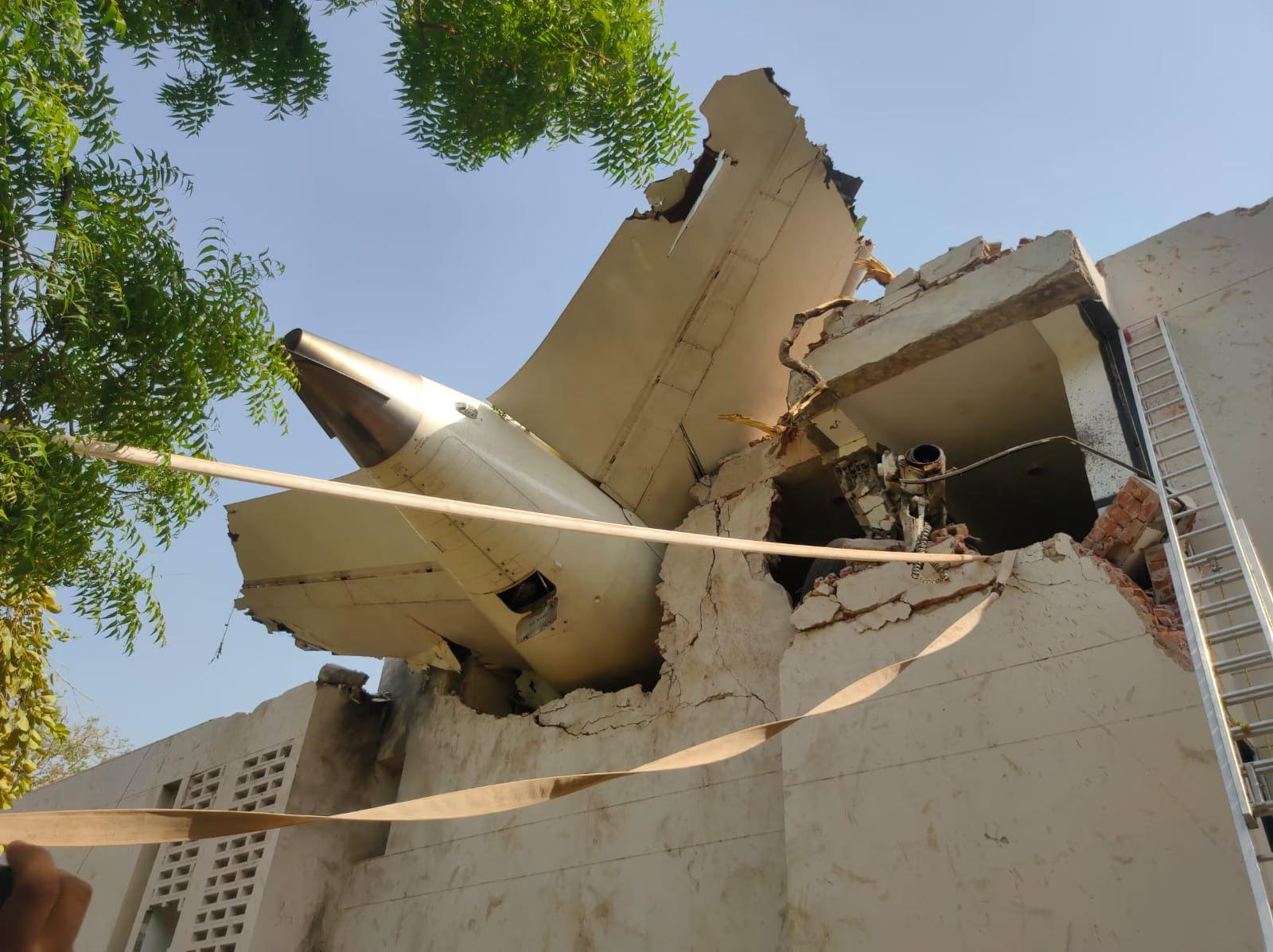 Pesawat Air India Boeing 787 Dreamliner yang jatuh menabrak kawasan permukiman di kompleks BJ Medical College yang terletak di daerah Meghani Nagar, Ahmedabad.