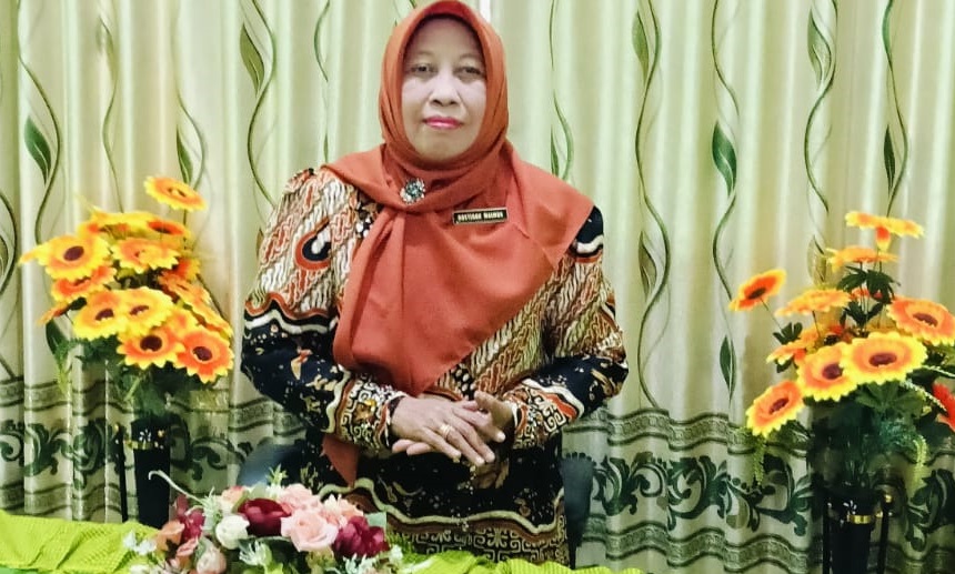 Dra. Ida Rosida Maimun. Kepala MTsN 1 Nganjuk