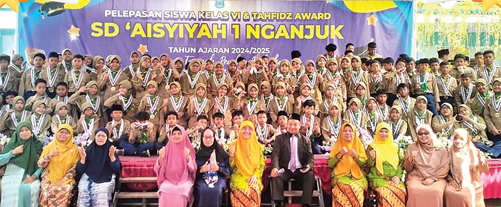 GENERASI TANGGUH: Kepala SD &lsquo;Aisyiyah 1 Nganjuk Aan Hariyanto saat pelepasan siswa pada Minggu (15/6).