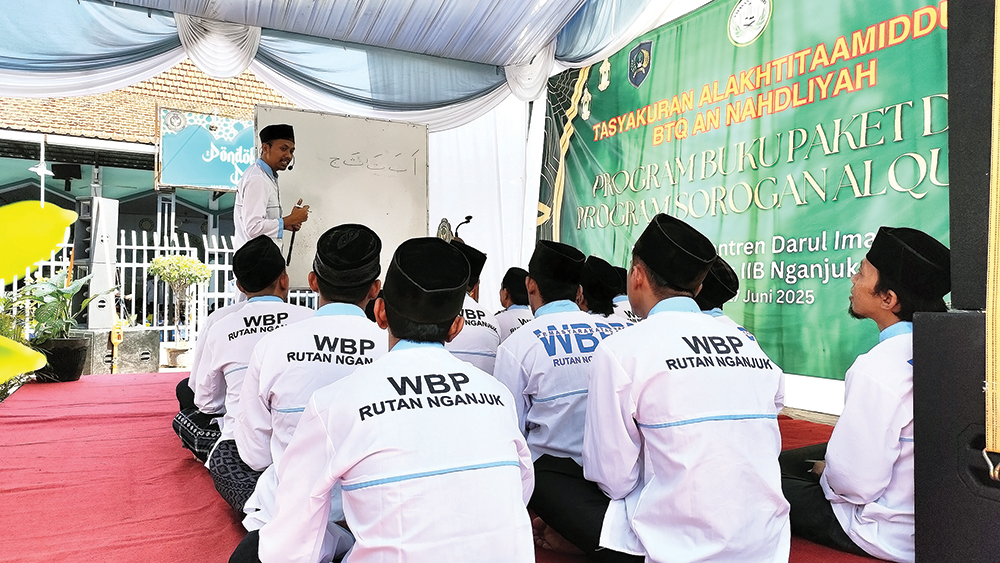 JADI LEBIH BAIK: WBP Rutan Nganjuk belajar membaca Alquran. Sebagian dari mereka diwisuda kemarin.