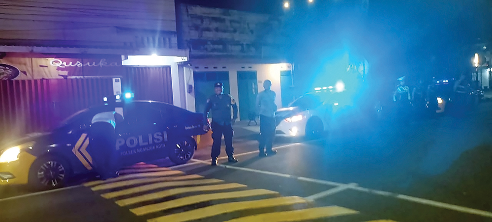 RAZIA MALAM HARI: Petugas Satlantas Polres Nganjuk menindak tegas pelanggar lalu lintas. Sembilan sopir bus kena tilang.