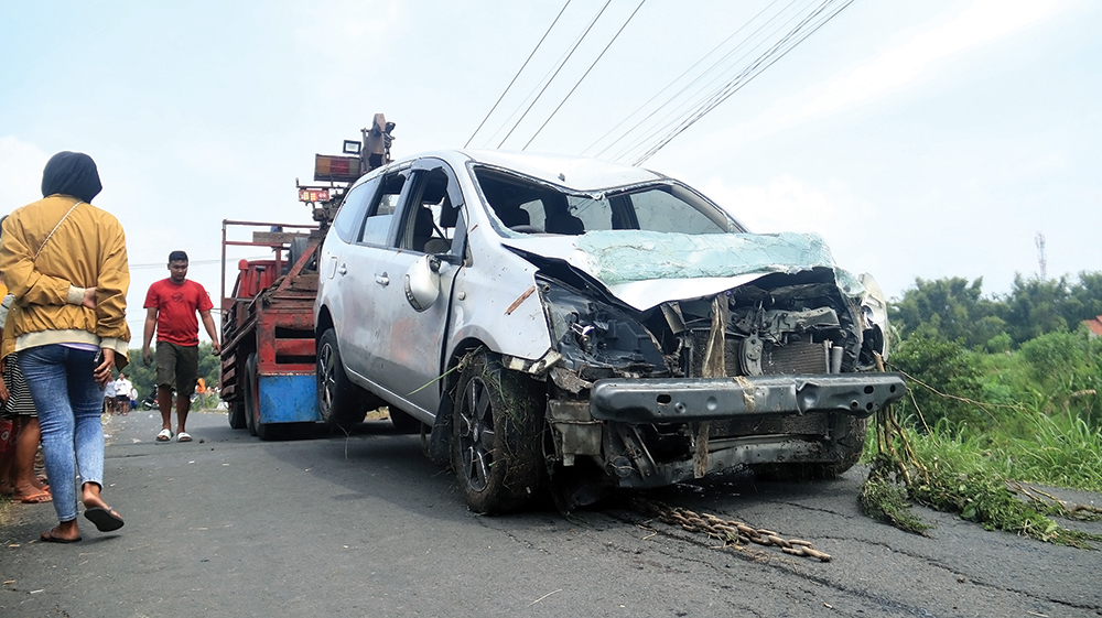 RUSAK PARAH: Mobil Grand Livina milik Dean diderek karena terjun ke Sungai Sugihwaras, Bagor (2/5).