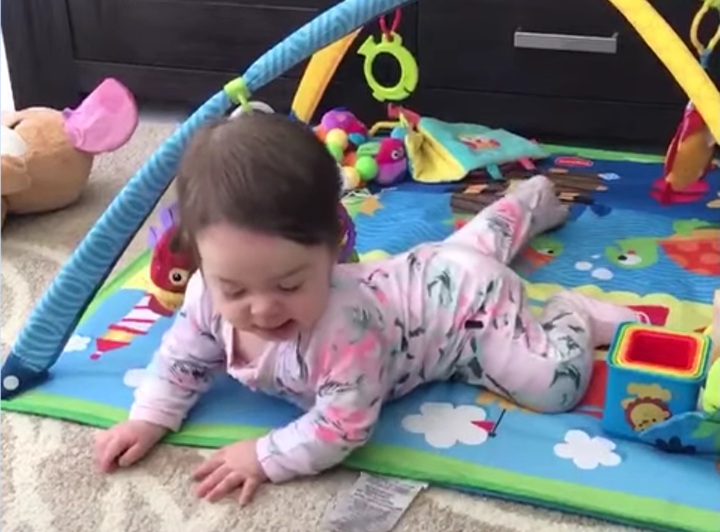 Perkembangan bayi umur 6 bulan dimonitor melalui tingkah lakunya