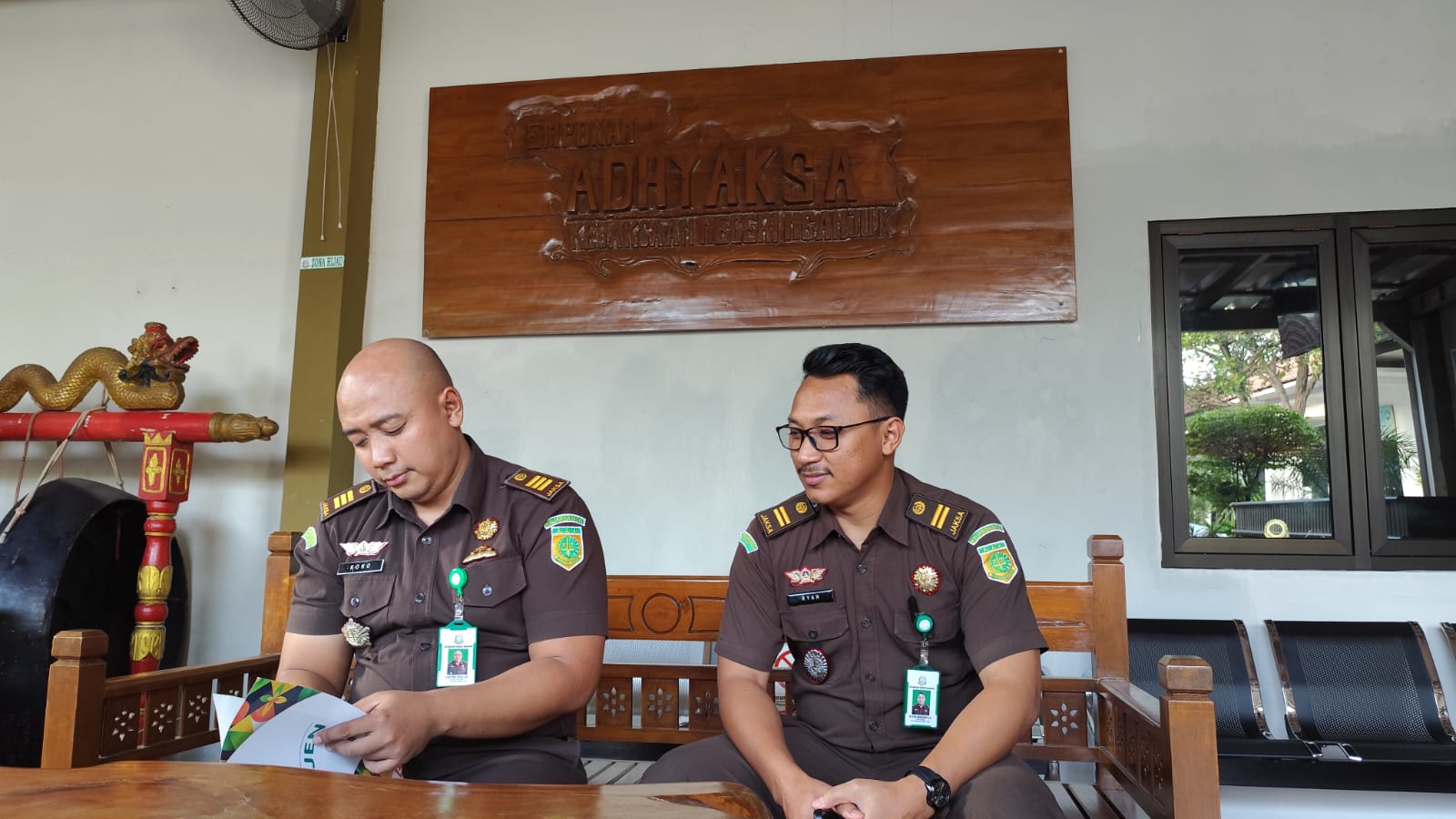 kasi intelijen Kejaksaan Negeri Nganjuk Koko Roby Yahya dan Jaksa Fungsional Muhammad Ryan Kurniawan saat memaparkan pres rilis