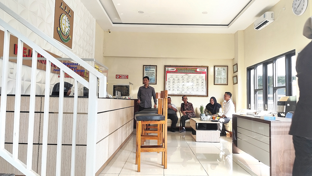 DALAMI DUGAAN KORUPSI: Perangkat Desa Ngepung, Kecamatan Patianrowo menunggu pemeriksaan di kantor Kejaksaan Nganjuk (18/6).