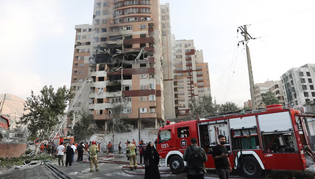 Pemadam kebakaran berhasil memadamkan api di sebuah gedung setelah serangan udara dari Israel.