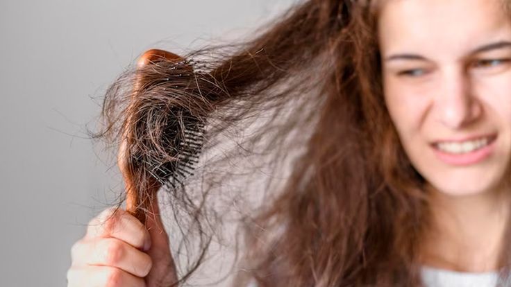 Ilustrasi rambut kering.