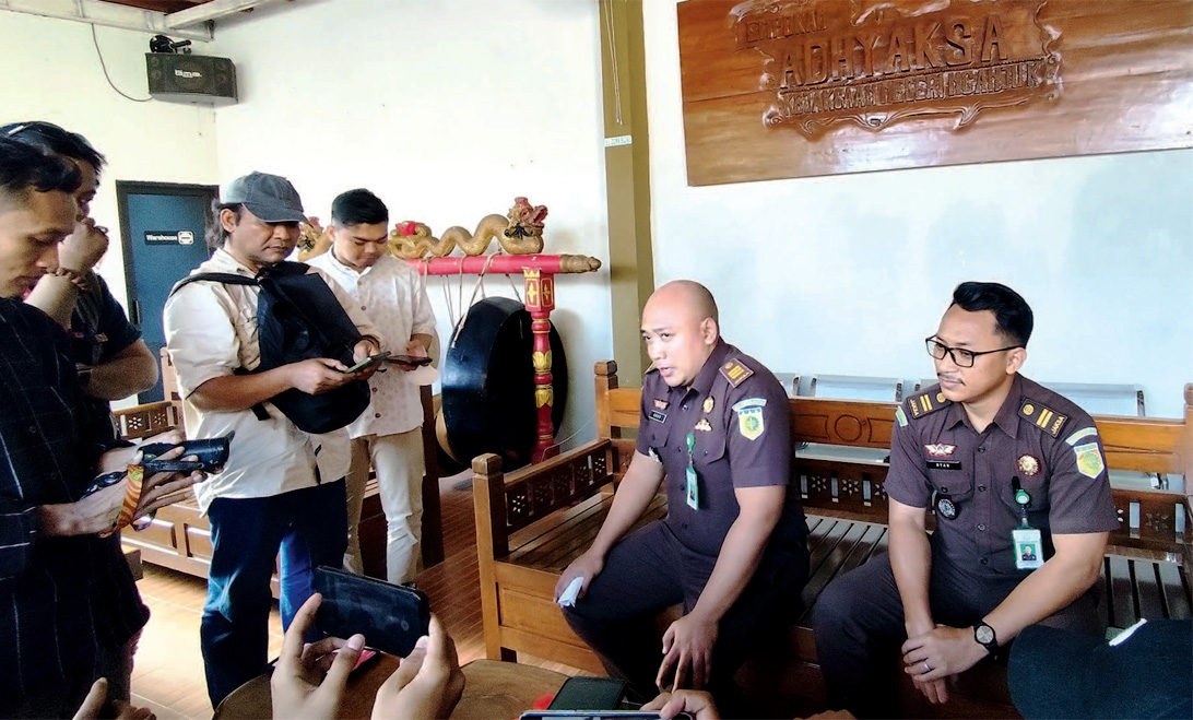 PENYELIDIKAN: Kasi Intelijen Kejari Nganjuk Koko Roby Yahya menjelaskan tentang dugaan korupsi di Desa Dadapan.