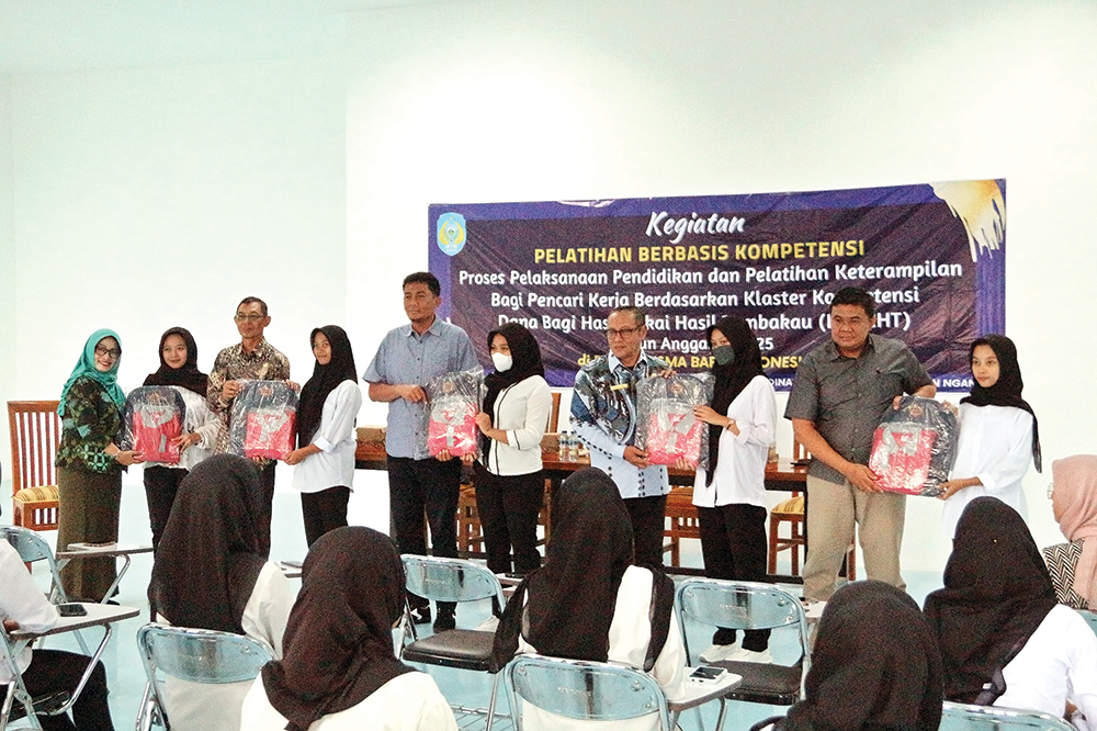KURANGI PENGANGGURAN: Peserta mendapat peralatan dari disnaker.