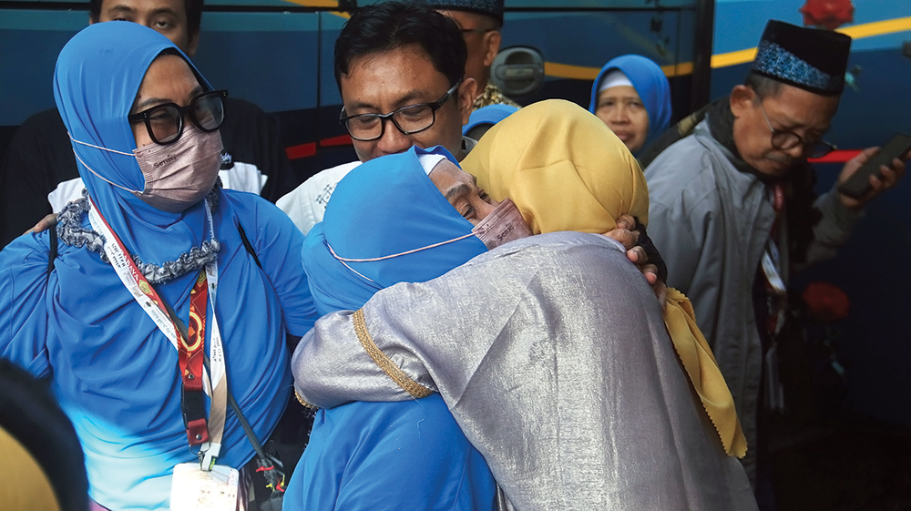 BAHAGIA: Jemaah Haji Kabupaten Nganjuk kelompok pertama yang tiba di Nganjuk (21/6). Rabu (25/6) ratusan jemaah akan tiba di Kota Angin.