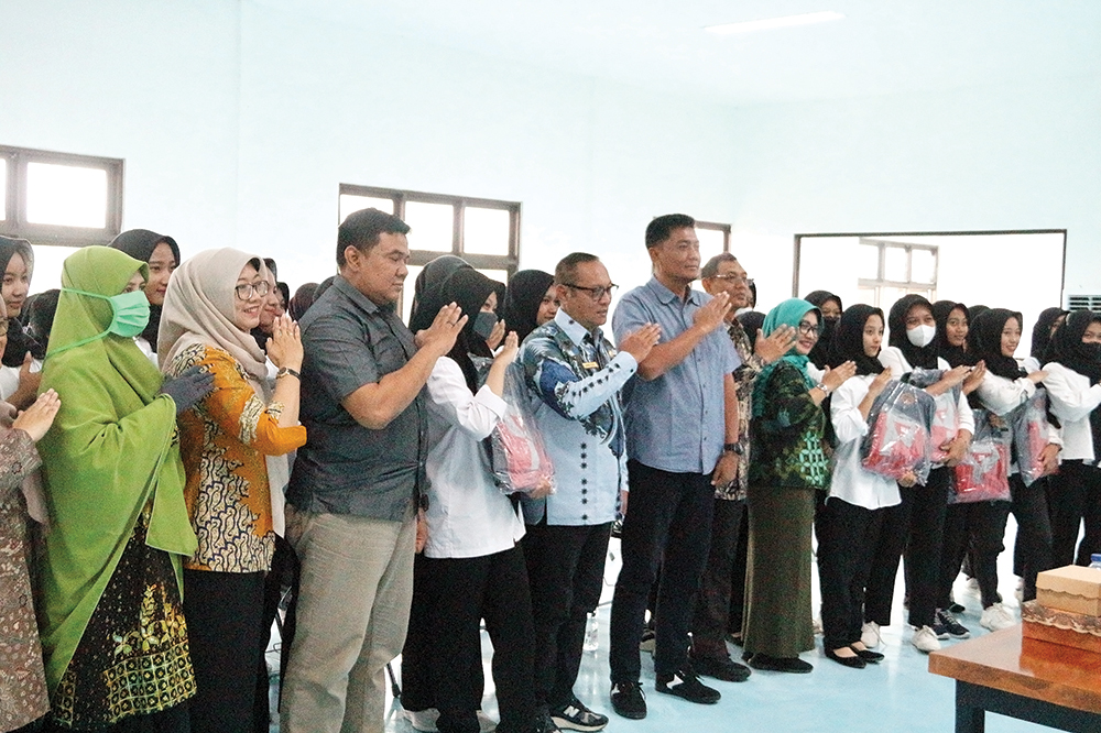 NGANJUK MELESAT: Plt Kepala Disnaker Nganjuk Samsul Huda foto bersama peserta pelatihan di PT KBI.