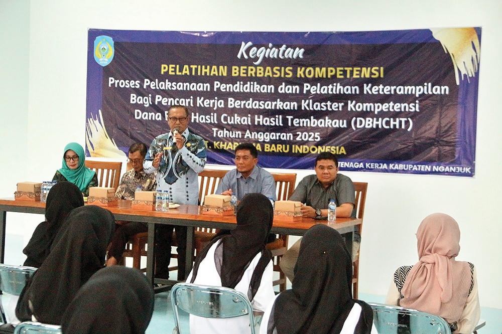 MANFAATKAN DBHCHT: Plt Kepala Disnaker Samsul Huda membuka pelatihan berbasis kompetensi untuk calon tenaga kerja PT KBI.