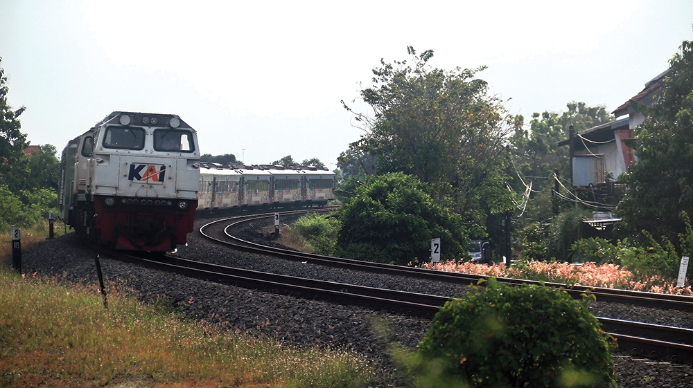 DISKON LAGI: Kereta api melintas di Kecamatan Nganjuk kemarin sore. PT KAI memberikan diskon 30 persen untuk warga Kabupaten Nganjuk yang ingin liburan naik KA non-ekonomi hingga 30 Juli 2025.