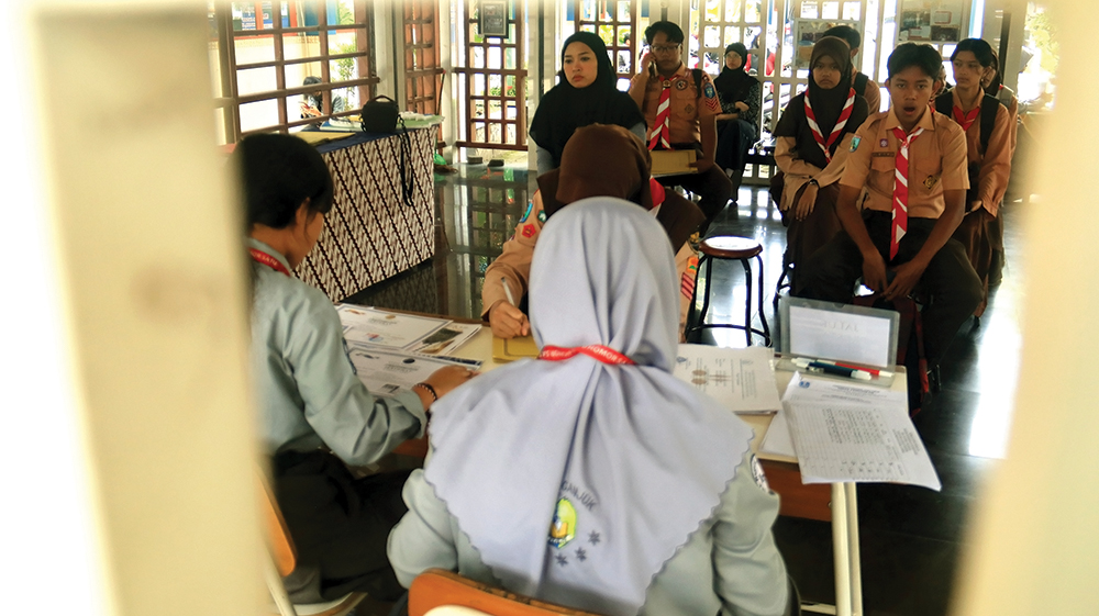 DAFTAR ULANG: Peserta Sistem Penerimaan Murid Baru (SPMB) SMAN 1 Nganjuk antre daftar ulang setelah dinyatakan diterima kemarin. Besok SPMB tahap dua jalur nilai rapor akan dibuka.