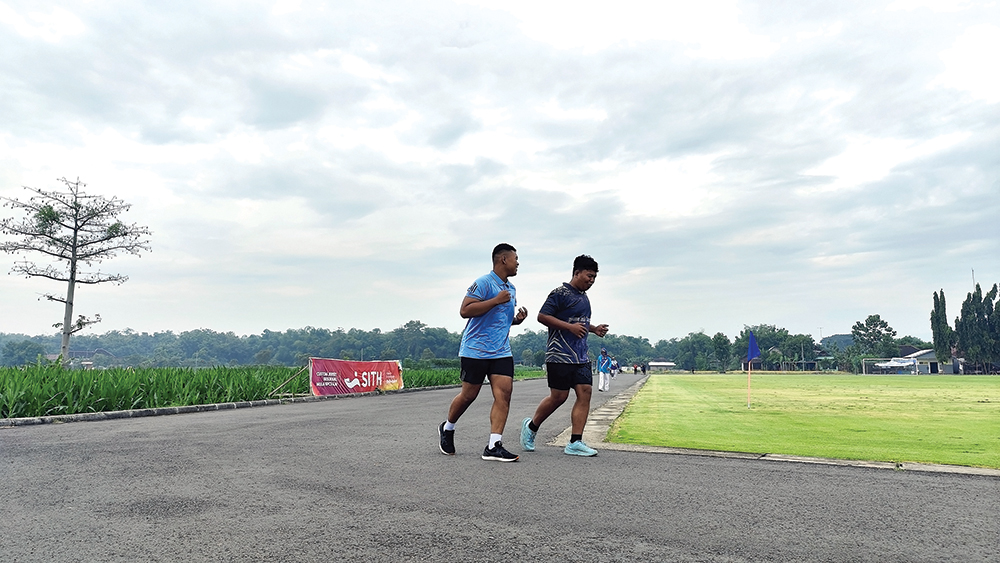 OBJEK FOTO: Warga yang joging di Lapangan Batembat, Kecamatan Pace menjadi sasaran fotografer sport.