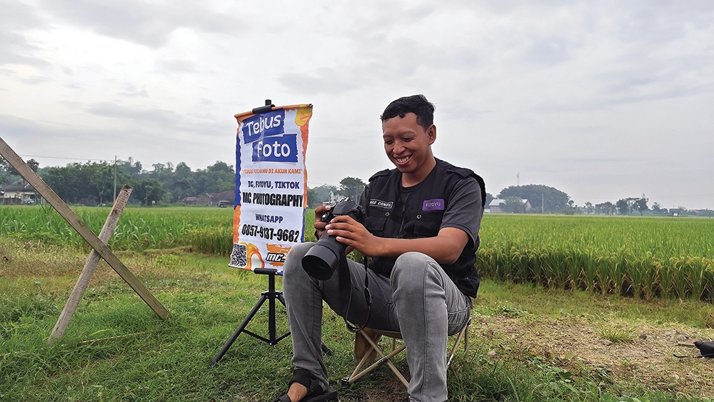 CEK HASIL JEPRETAN: Gilang mengaku sehari mendapat uang Rp 1 juta.