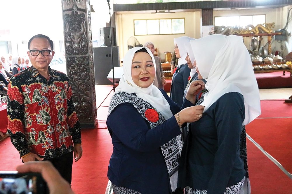 PELANTIKAN: Ketua IBI Cabang Nganjuk Anis Hanifah melantik pengurus IBI (21/6).