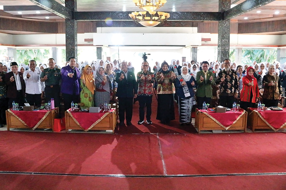 KOLABORASI: Sekda Nur Solekan dan Ketua IBI Cabang Nganjuk Anis Hanifah foto bersama tamu undangan saat pelantikan pengurus baru IBI Nganjuk.