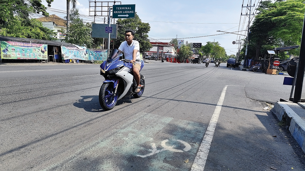 pengendara motor tidak menggunakan helm