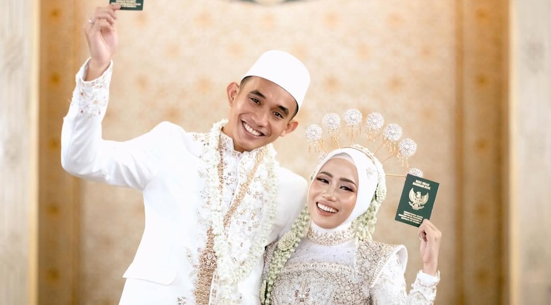 Foto pernikahan Rizky Ridho dan Sendy Aulia di Masjid Al Akbar Surabaya.