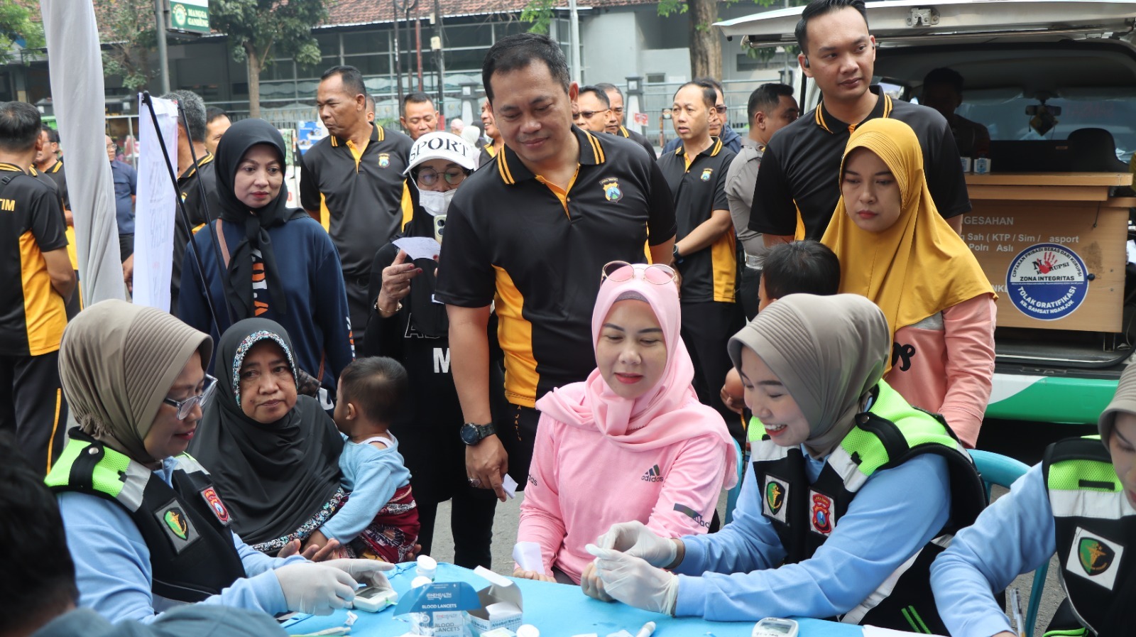 Pemeriksaan kesehatan gratis  dalam rangka Hari Bhayangkara di area CFD