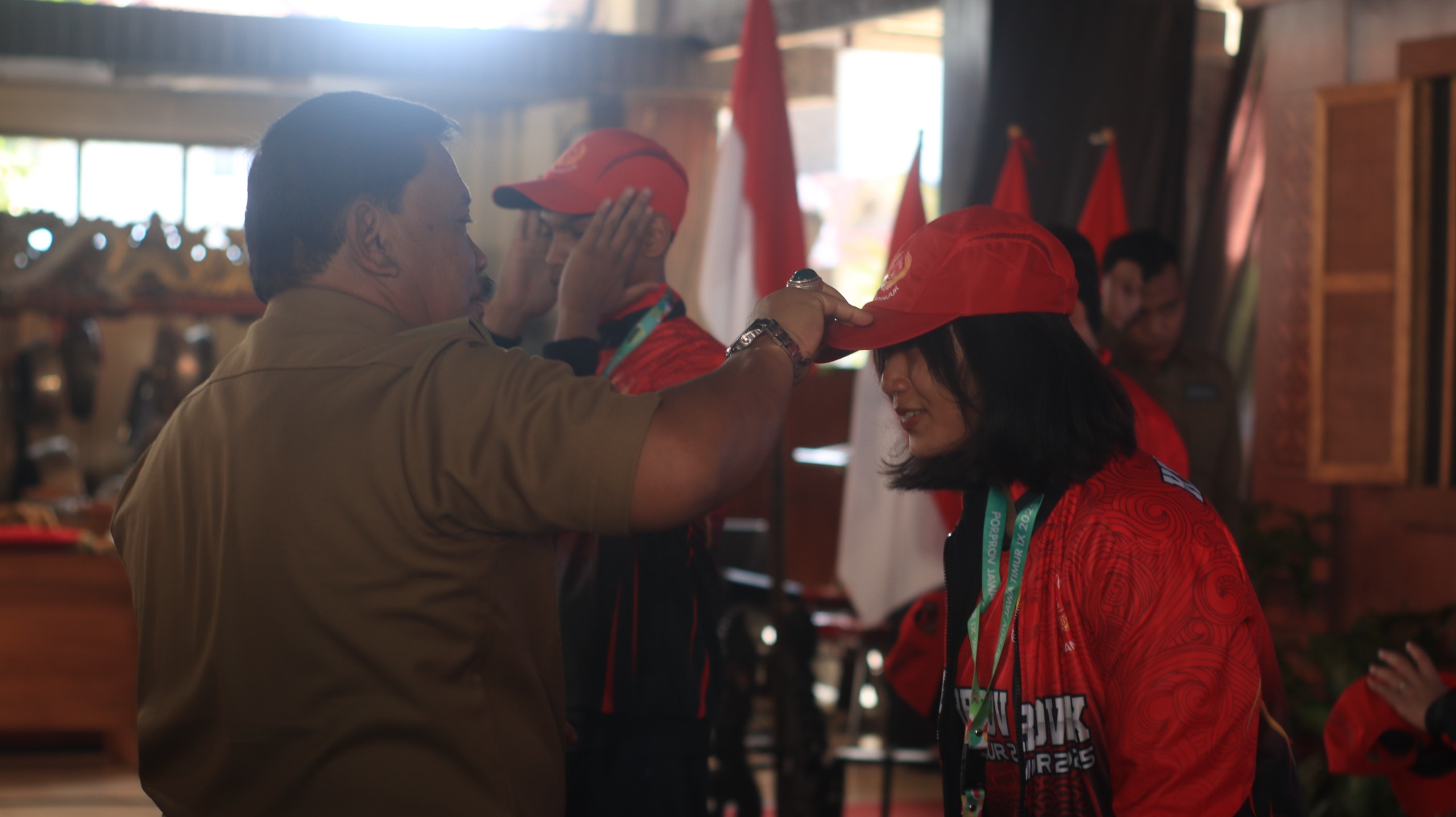 Bupati Nganjuk Marhaen Djumadi secara simbolis memberangkatkan atlet Porprov