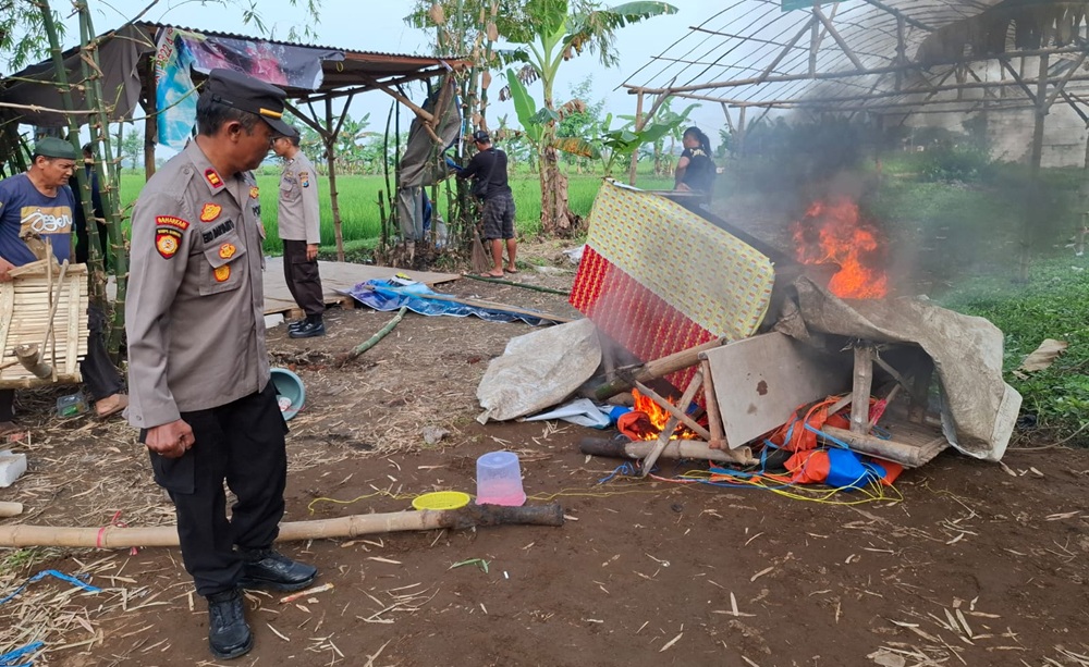 Polisi membakar peralatan untuk arena judi sabung ayam di Kelurahan Sukomoro kemarin.