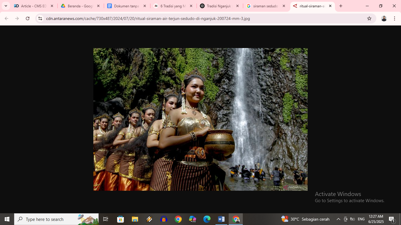 Tradisi siraman di Air Terjun Sedudo