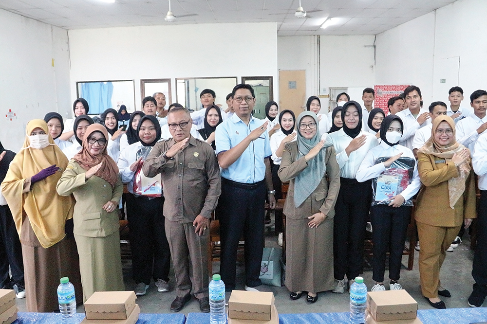 NGANJUK MELESAT: Plt Kepala Disnaker Samsul Huda foto bersama.