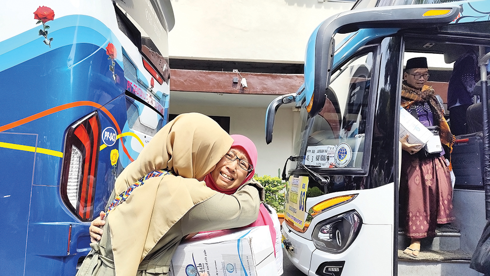 MENGHARUKAN: Keluarga jemaah haji memeluk erat keluarganya yang baru tiba di Pendapa KRT Sosrokoesoemo Nganjuk kemarin. Sebanyak 236 jemaah haji pulang dengan selamat.