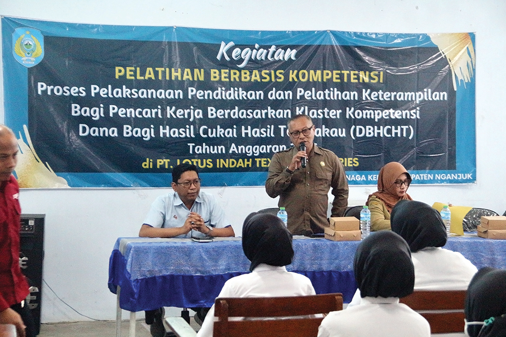 KURANGI PENGANGGURAN: Samsul Huda membuka pelatihan berbasis klaster kompetensi.
