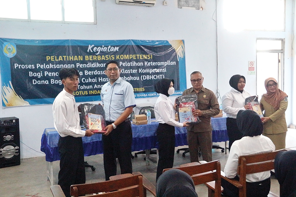 MANFAATKAN DBHCHT: Disnaker Kabupaten Nganjuk memberi peralatan pada peserta pelatihan.