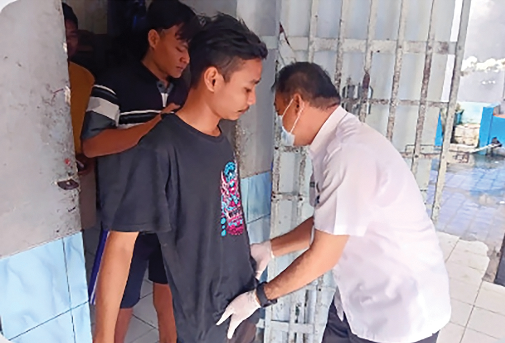 INSPEKSI MENDADAK: Petugas Rutan Kelas IIB Nganjuk menggeledah warga binaan. Petugas temukan korek api.