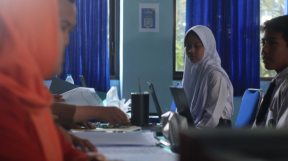 murid yang nilainya jelek tidak diterima di sekolah walau lebih dekat jaraknya