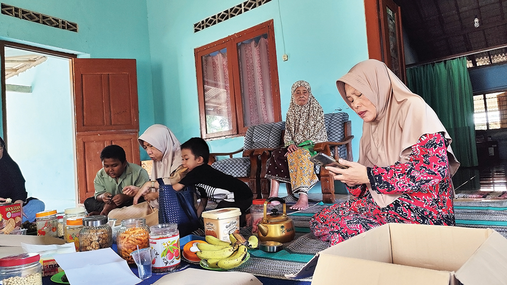 TASYAKURAN HAJI: Khasanah berkumpul dengan keluarga. Dia merasa nyaman menjalankan ibadah haji karena didampingi anaknya.