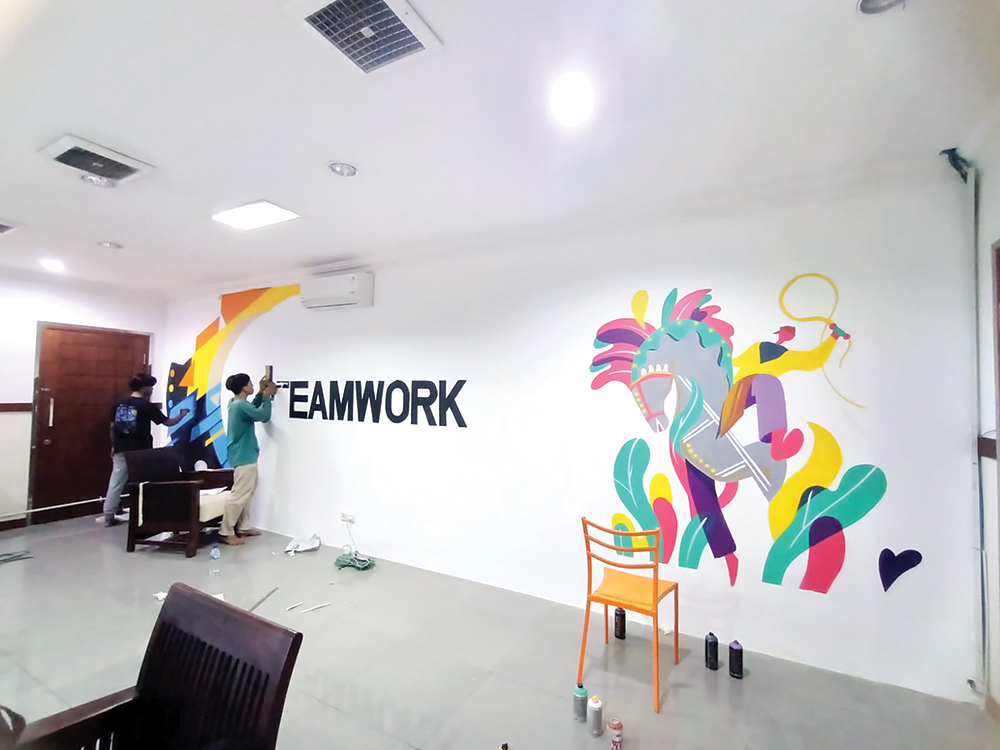 SENIMAN: Brian Sena Indrajati (kaus hijau) menekuni dunia mural.