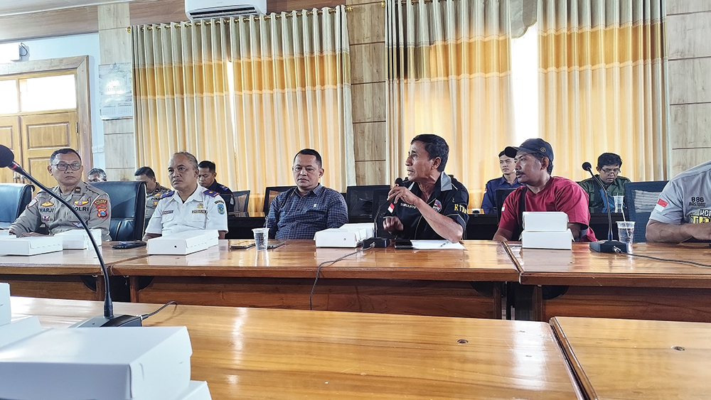 DENGAR PENDAPAT: Perwakilan KTNR Nganjuk menyampaikan keluhan tentang truk ODOL ke DPRD dan satlantas.