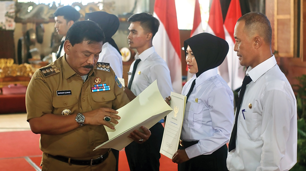 PENGANGKATAN ASN: Bupati Marhaen Djumadi mengecek SK sebelum diserahkan kepada CPNS dan Pegawai Pemerintah dengan Perjanjian Kerja (PPPK) tahun 2024 di Pendapa KRT Sosrokoesoemo kemarin siang.
