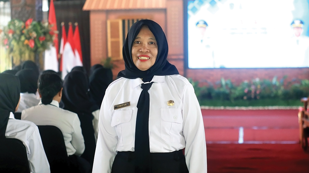 SENYUM BAHAGIA: Asyirah dilantik menjadi PPPK kemarin. Dia akan jadi ASN selama 6 bulan.