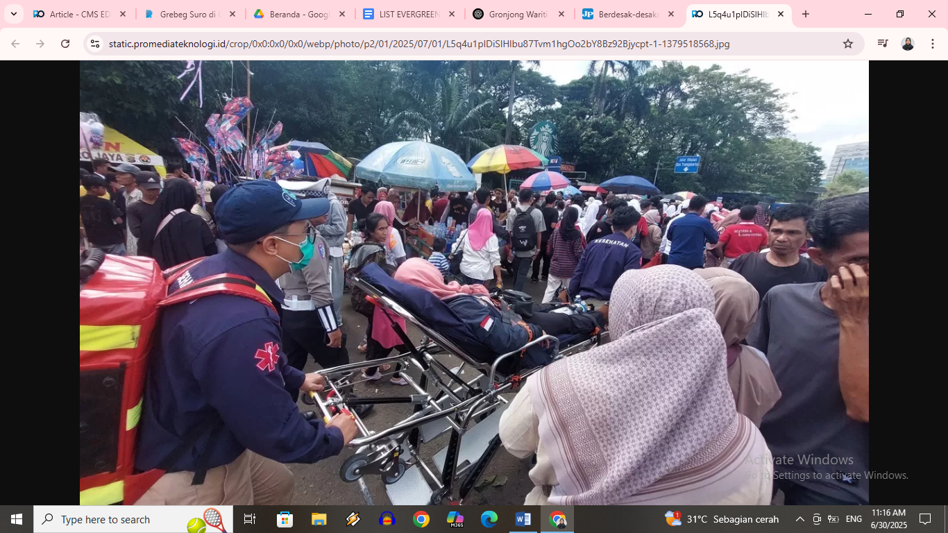 Sejumlah warga pingsan berdesakan di HUT Bhayangkara ke-79