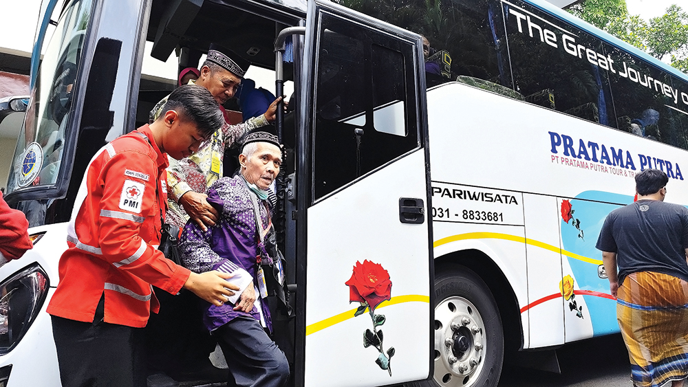 PULANG KE TANAH AIR: Jemaah Haji Nganjuk saat tiba di pendapa. 18 jemaah masih berada di Tanah Suci.