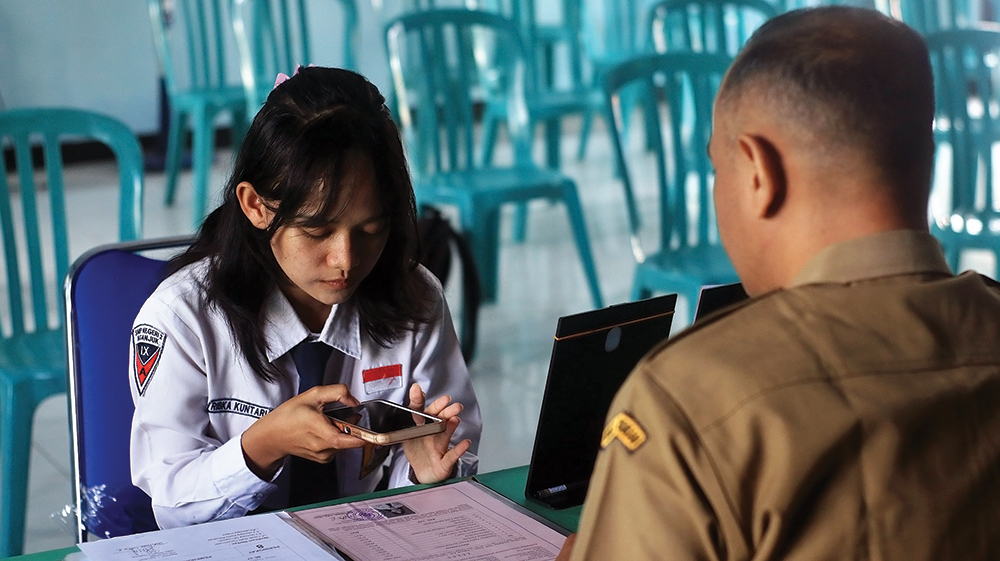 DAFTAR ULANG: Salah satu peserta sistem penerimaan murid baru (SPMB) SMA Negeri melakukan daftar ulang pemenuhan kuota di SMAN 2 Nganjuk kemarin. 