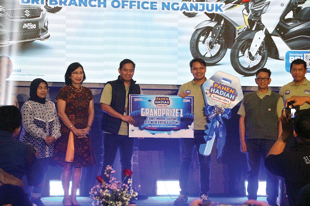 Penyerahan hadiah utama mobil Suzuki Ertiga dari BRI Nganjuk