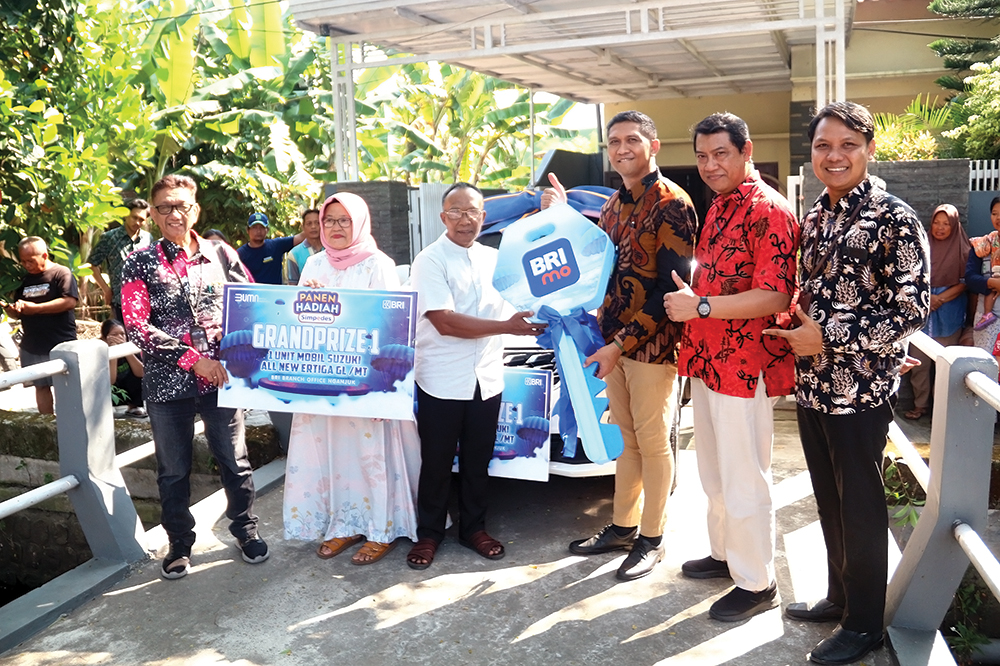 BERUNTUNG: Rits Jacobus De Fretes, Pemimpin BRI Cabang Nganjuk menyerahkan hadiah mobil Suzuki Ertiga pada nasabah BRI Sukomoro Budi Sucipto.